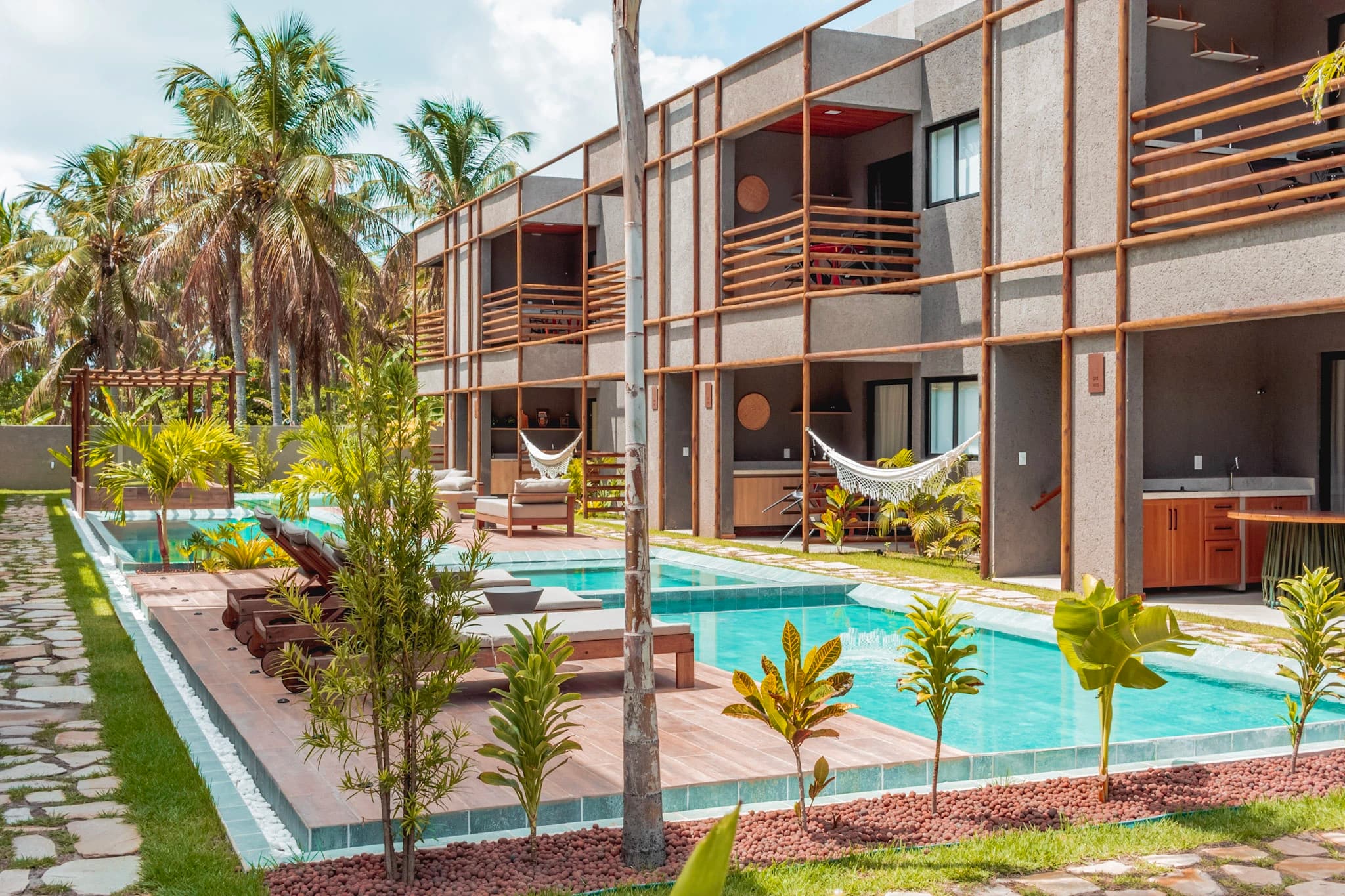 Praia paradisiaca no nordeste brasileiro com aguas cristalinas